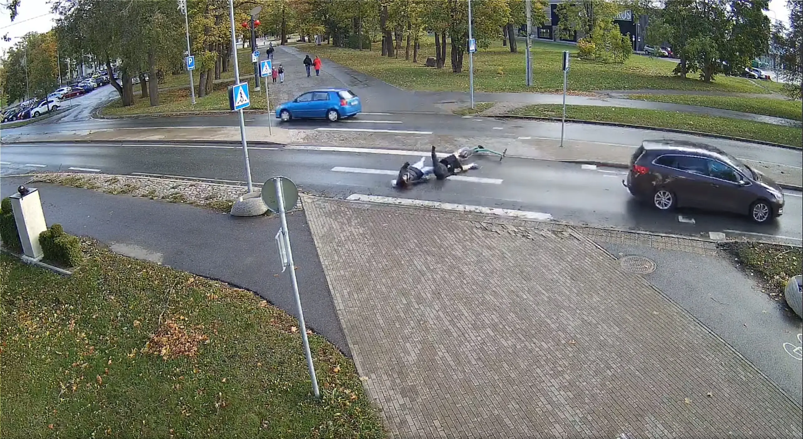 Tõuksijad sõitsid ülekäigurajal autole otsa