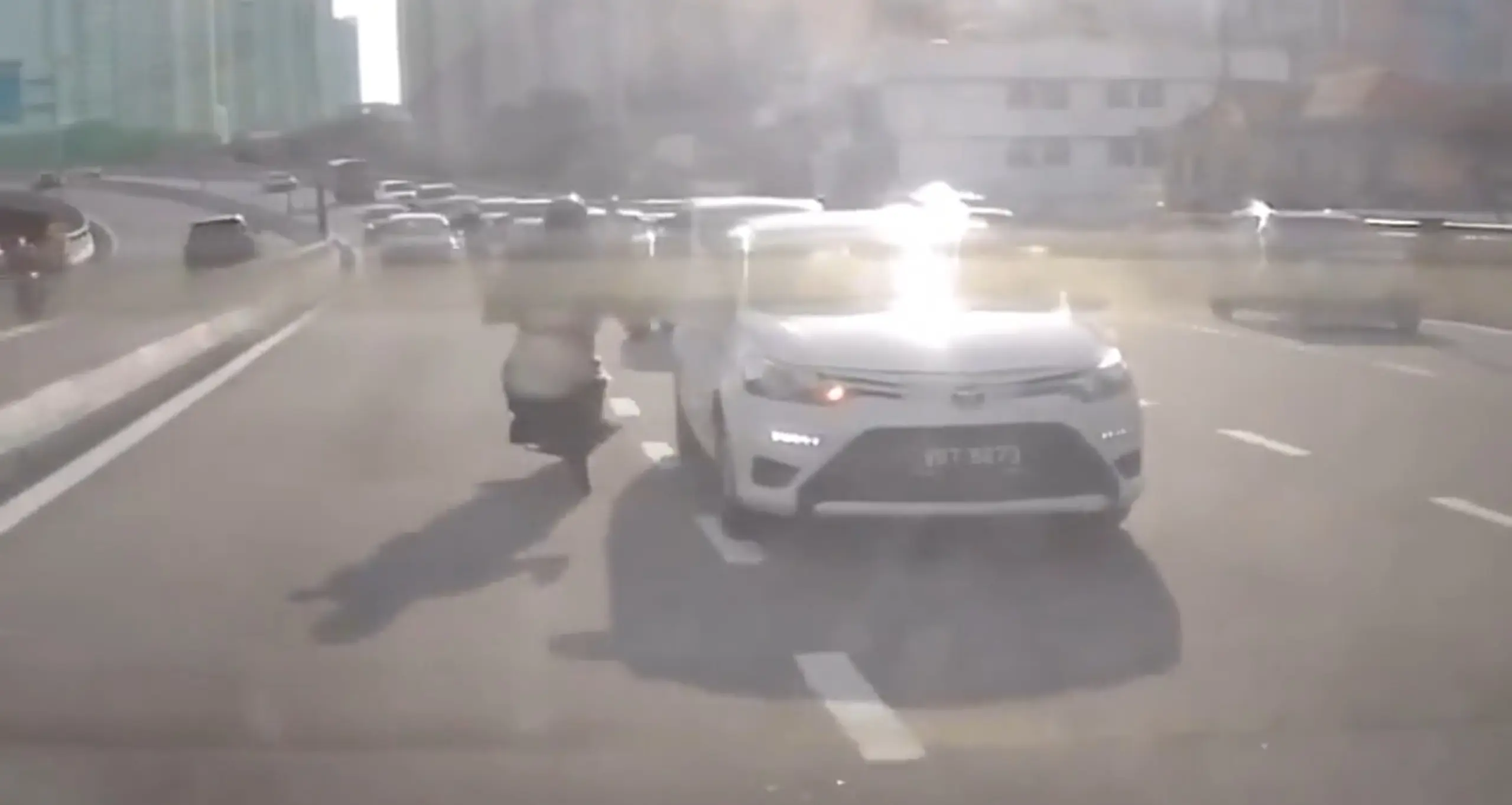 Mootorrattur lõi jalaga autolt peegli küljest, karma andis laksu tagasi