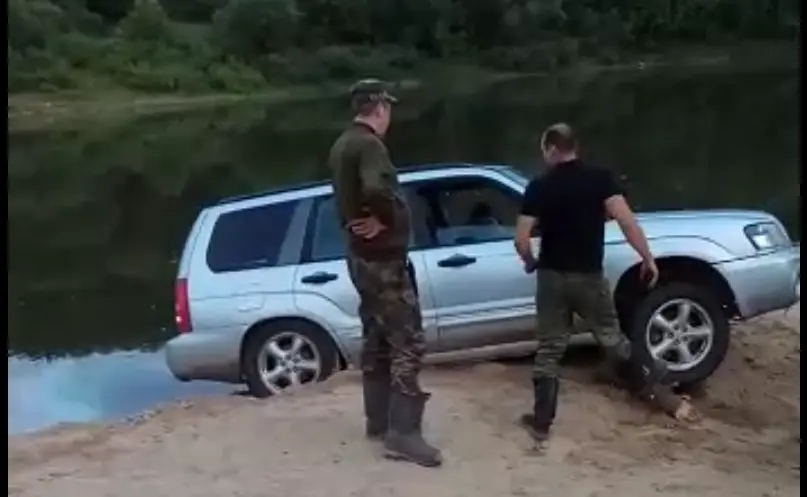 Vandid üritavad Subarut uputada aga see ei taha kuidagi uppuda