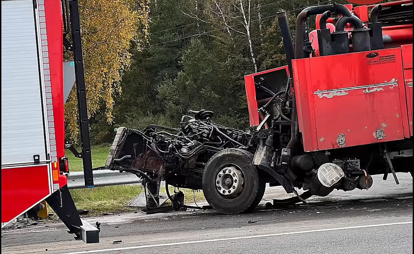 Raskes avariis murdus ühe veoauto kabiin raami küljest lahti