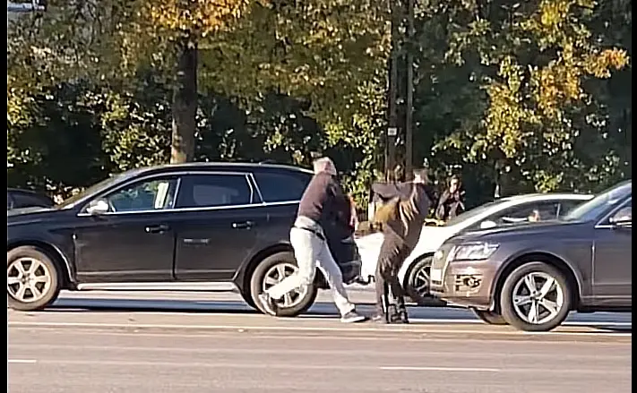 Ilmus video eilsest autojuhtide kaklusest Kristiine keskuse juures