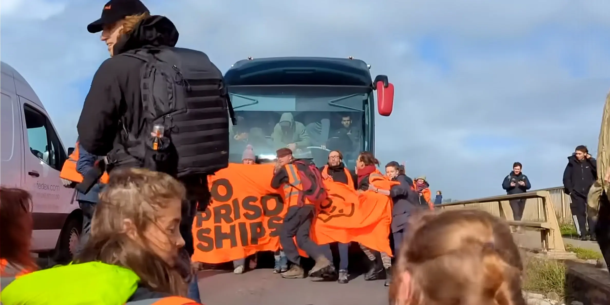 Size matters! Agressiivsed ökoaktivistid üritasid bussi kinni pidada, kuid lõid siiski põnnama