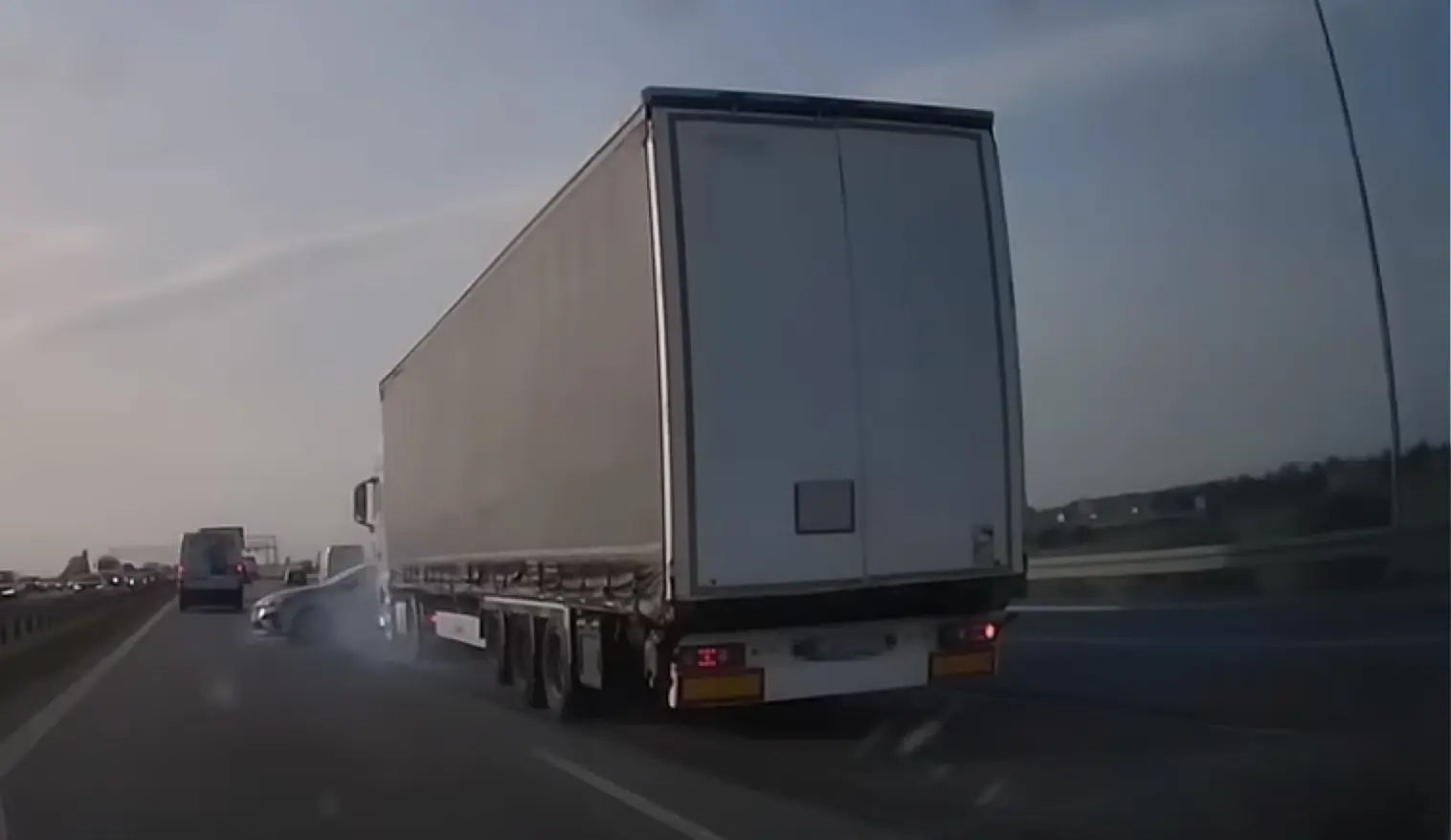 Sõiduauto rekka pimedas nurga ei näe üldse hea välja