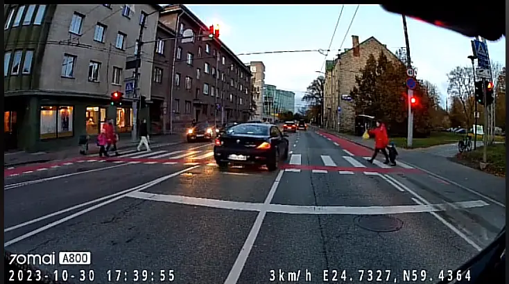 Kolm autot vurasid punasega üle