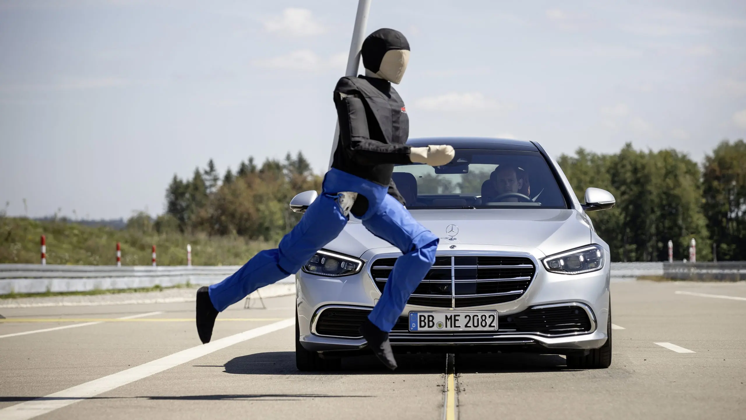 10 aastat ja 10 millionit Mercedes-Benzi aktiivse pidurdusassistendiga