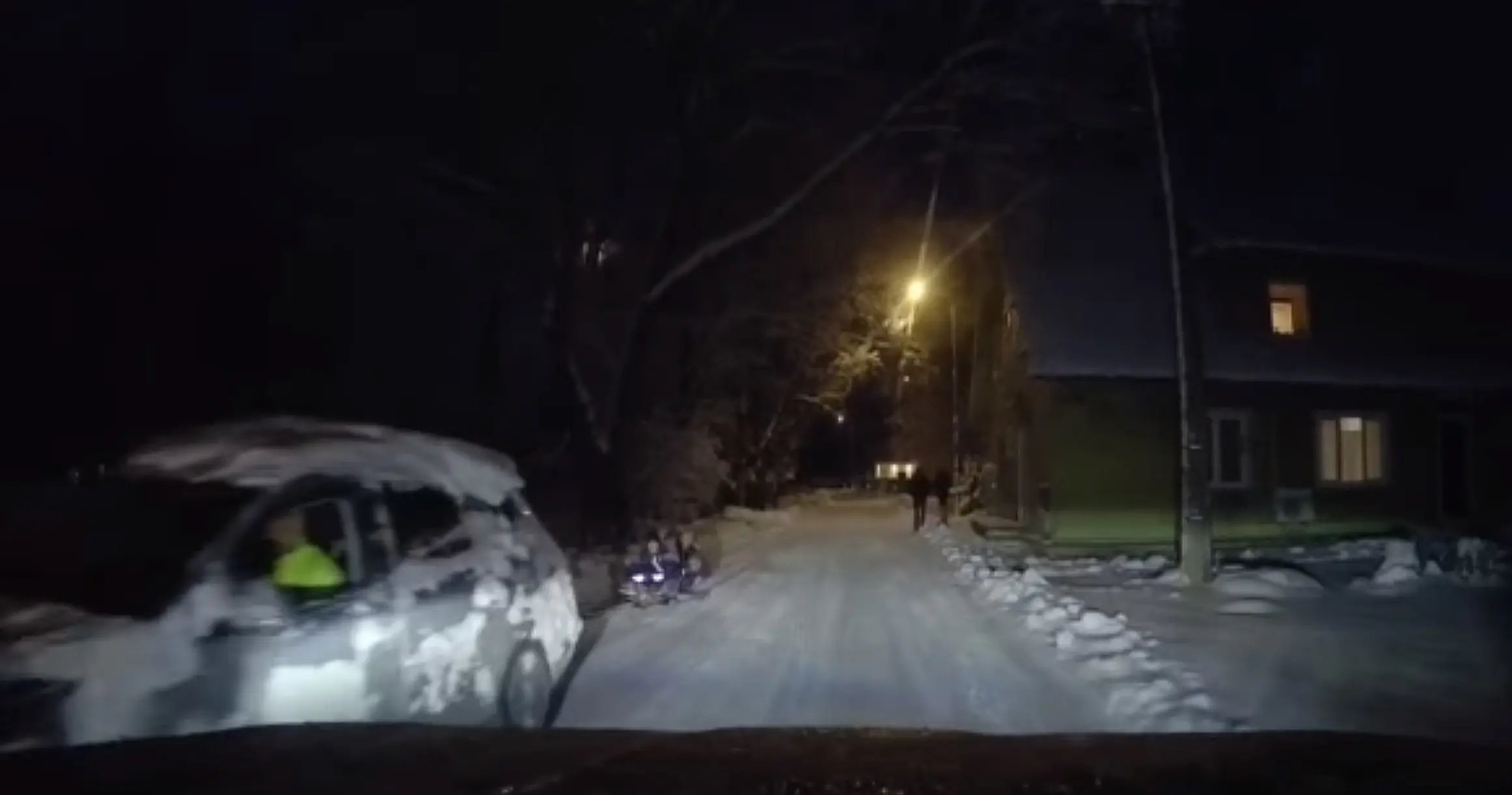 Mees pani lapsed kelgule ja vedas nad auto taga tänavale