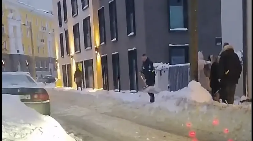 Liikluspolitseinik aitas lund kühveldada, et valesti pargitud auto tänavalt ära saada