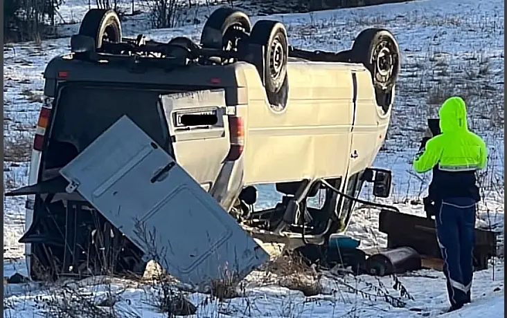 Must jää viis Lätis teelt kümneid autosid
