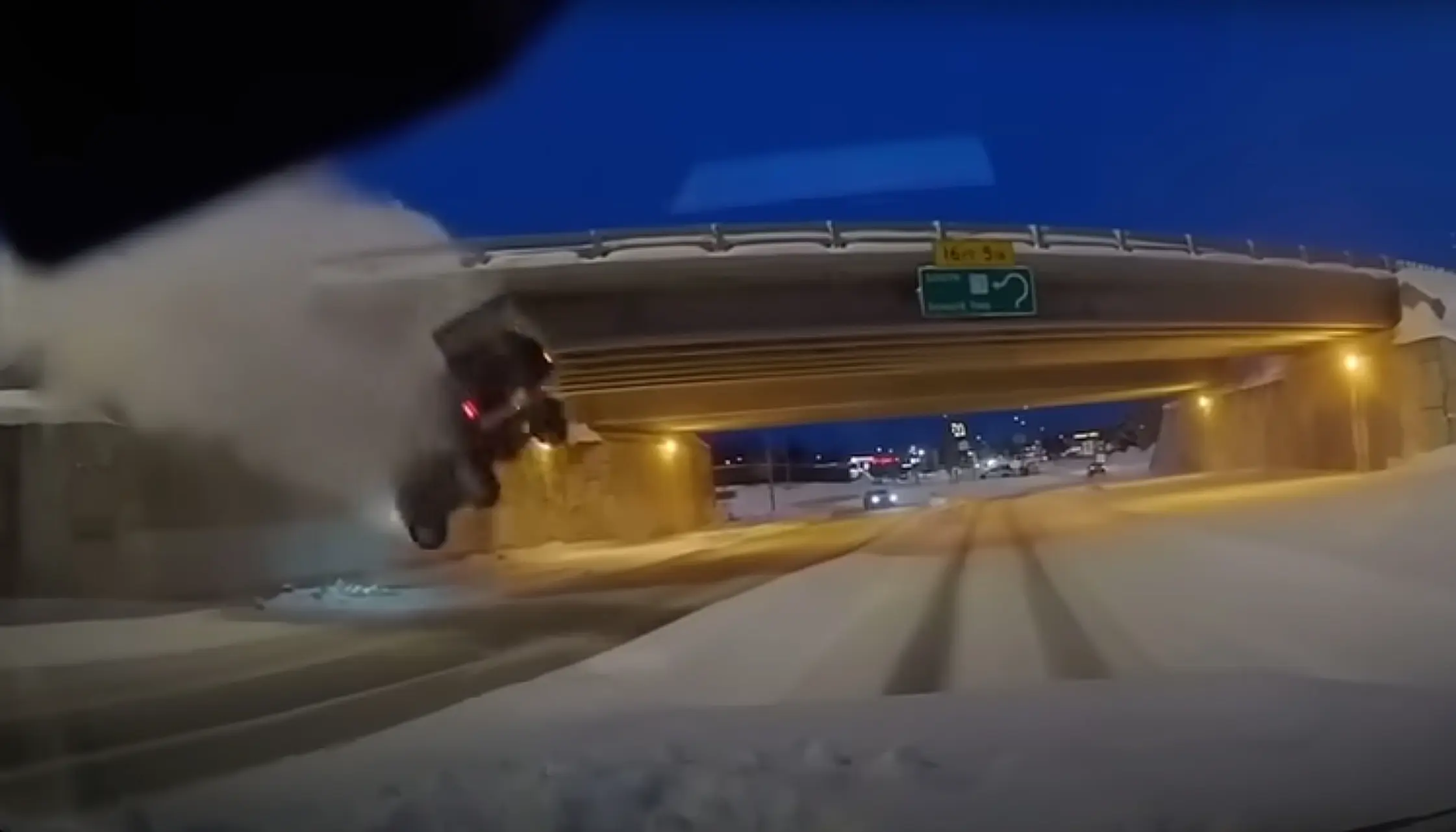 Kastikas libises teelt ning lendas viaduktilt alla