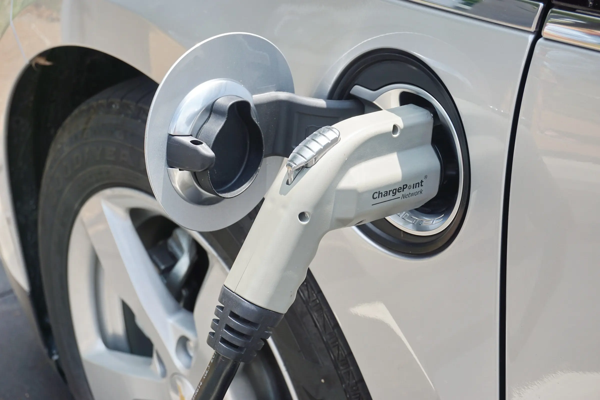 Elektriautode ja pistikhübriidide müük kasvas viiendat kuud järjest