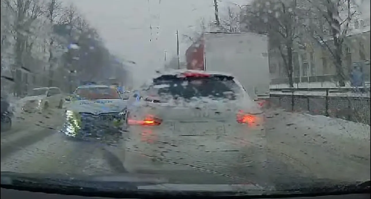 Politseiauto tegi libedal teel avarii