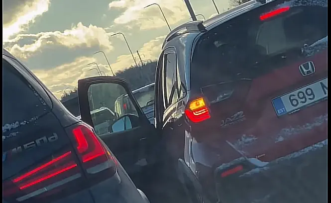 Vaata, mis juhtub, kui üks juht ei taha trügijat mööda lasta, kuid paraku on trügijal õigus