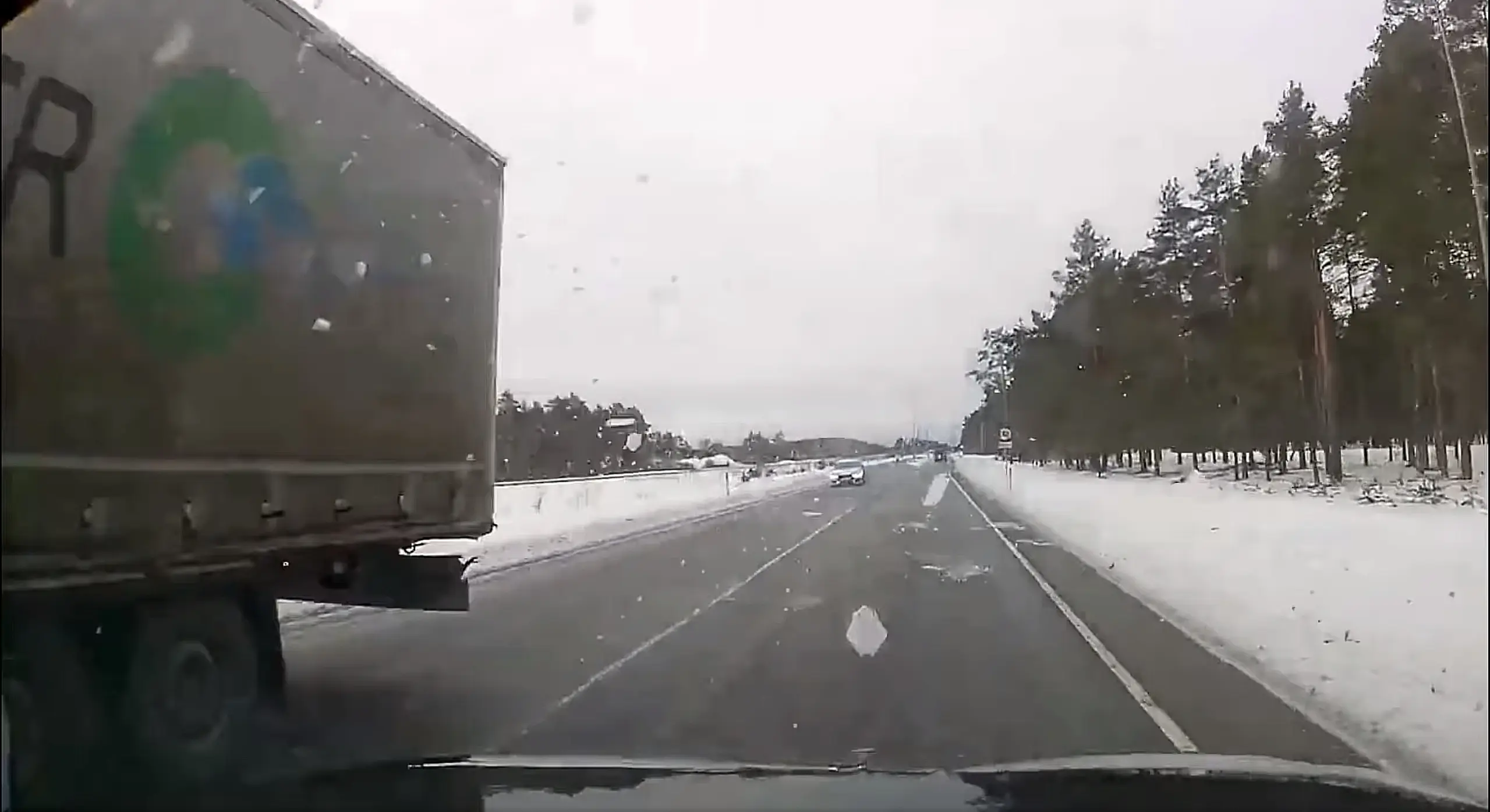 Rekkajuht! Puhasta oma haagise katus jääst!