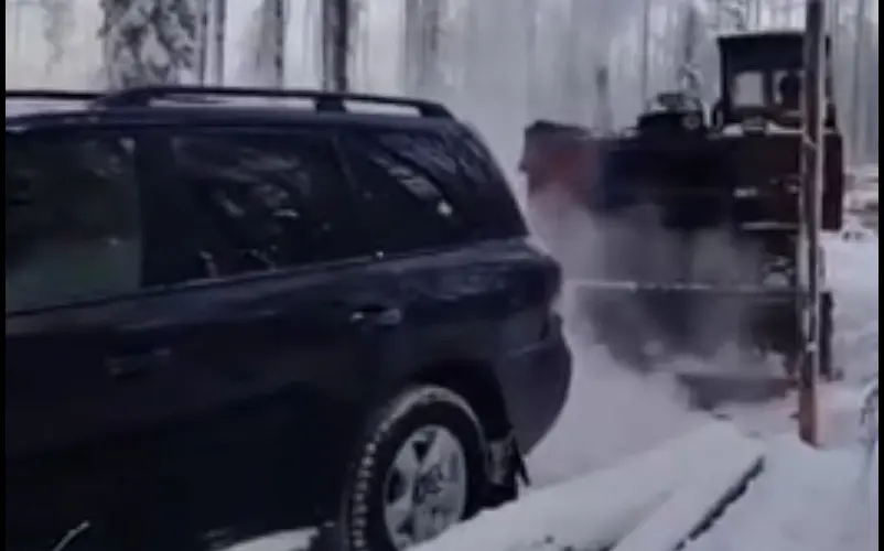 Land Cruiser tõmbas linttraktori käima