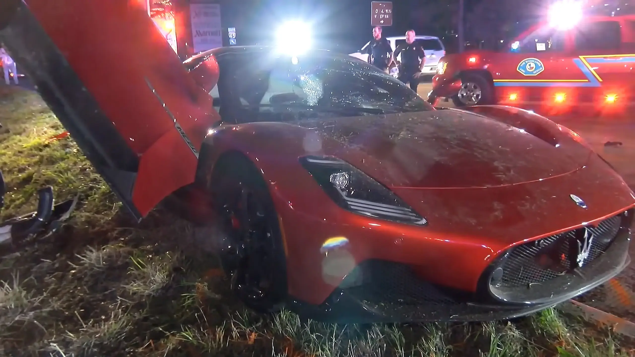 Maserati MC20 murdus vastu puud pooleks, juht suri sündmuskohal