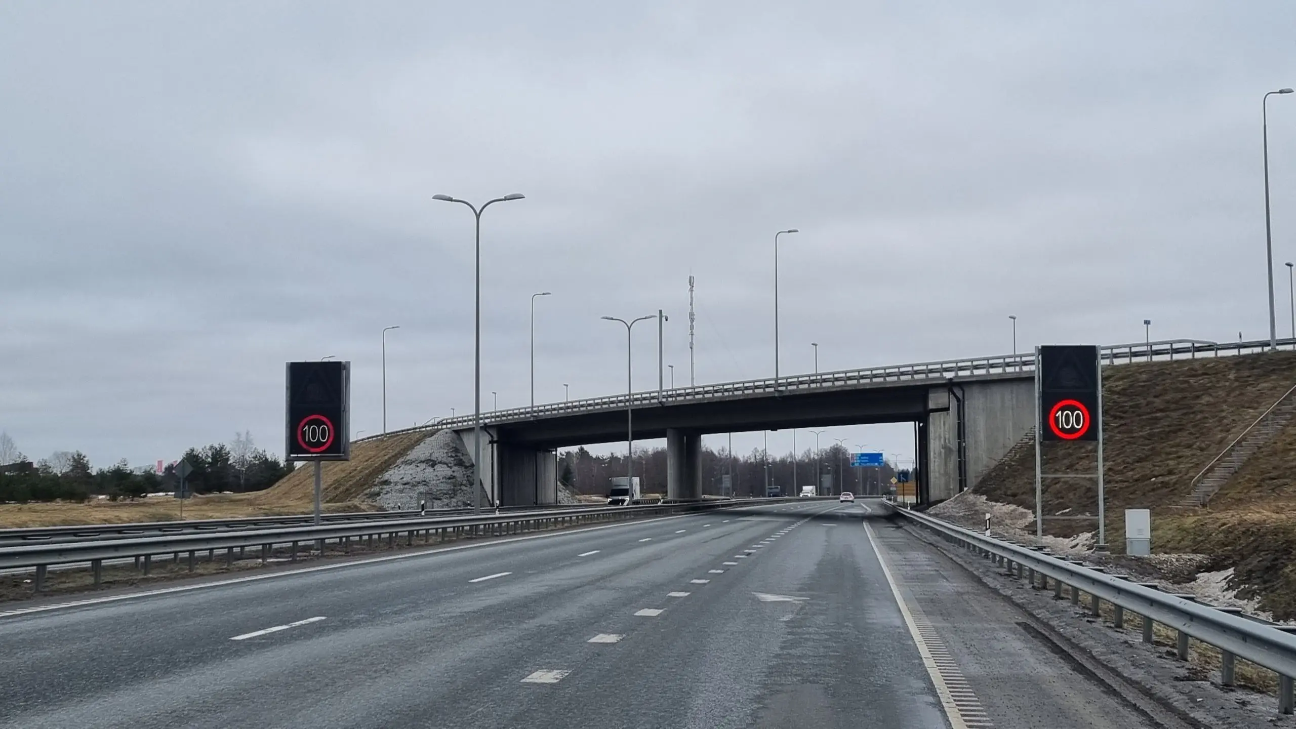 Tallinna ringteel hakkasid tööle uued muutuva teabega liiklusmärgid