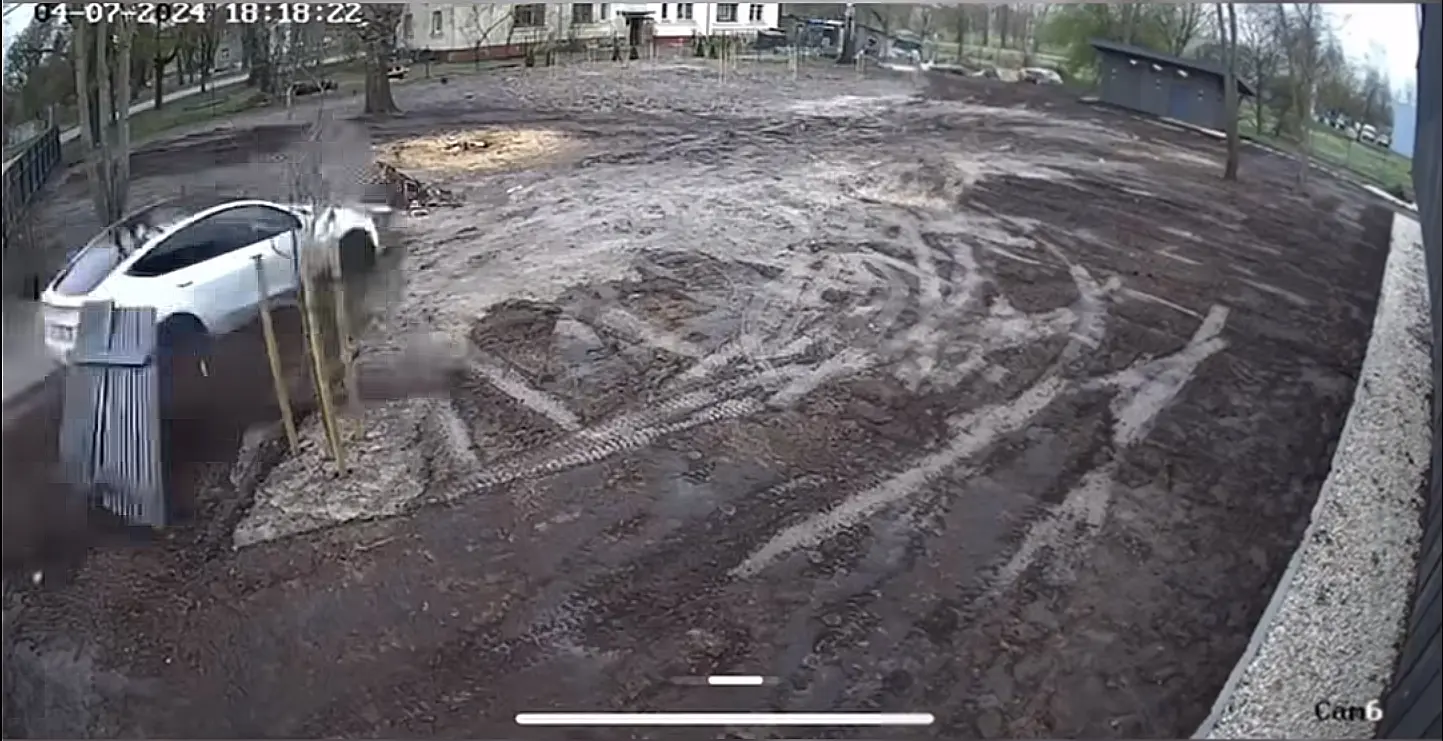 Renditud Teslaga läbi aia