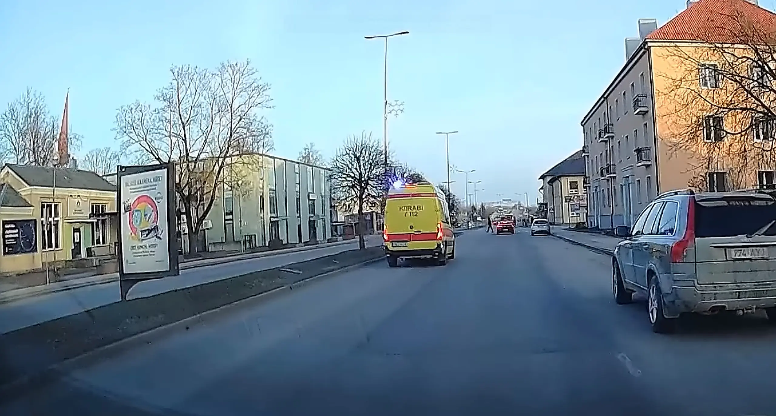 Vilkuritega sõidukile tuleb teed anda, mitte selle nina alt üle joosta!
