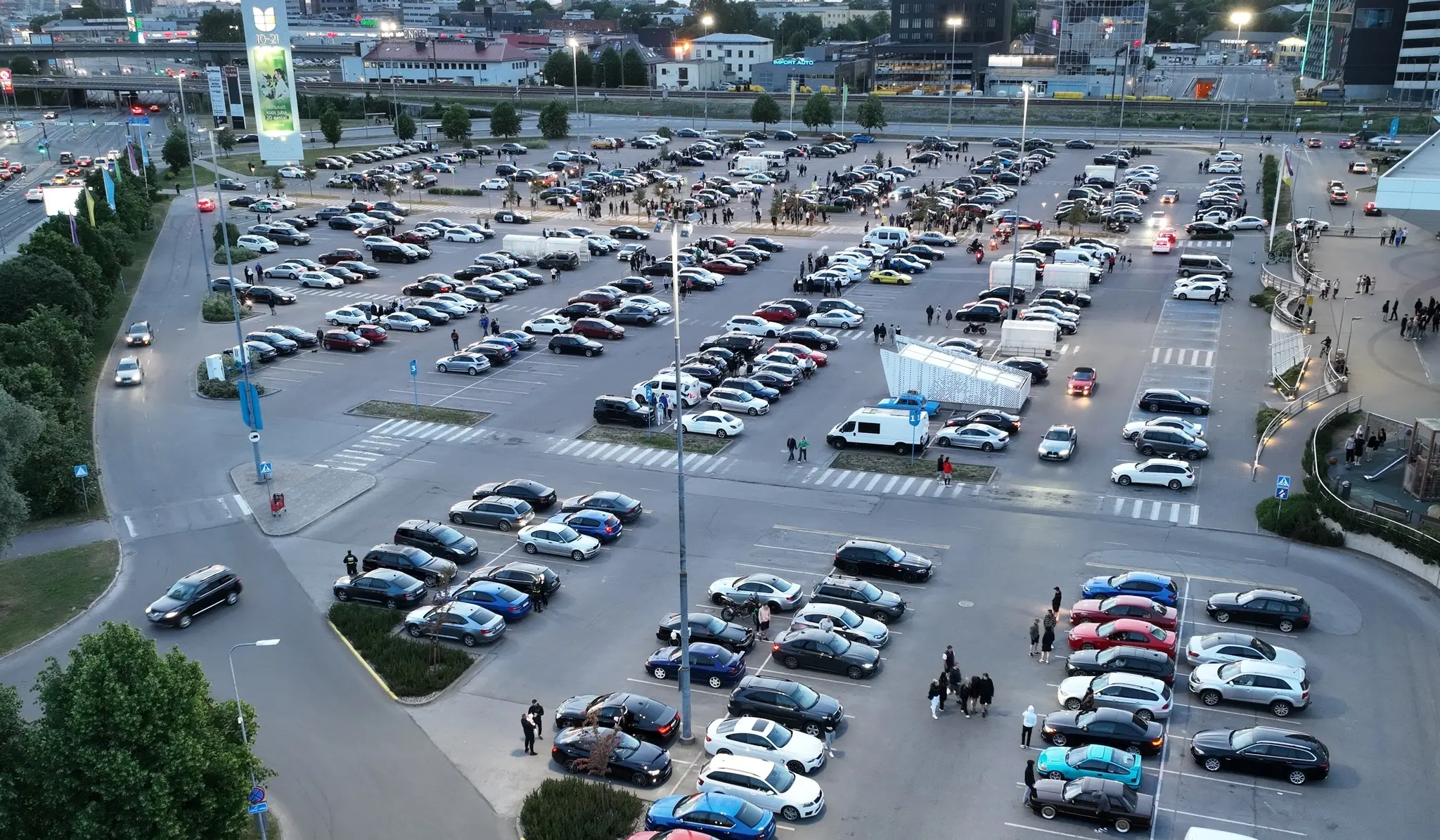 Liikluspolitsei korraldas Ülemiste keskuse parklas ja selle ümbruses suure reidi