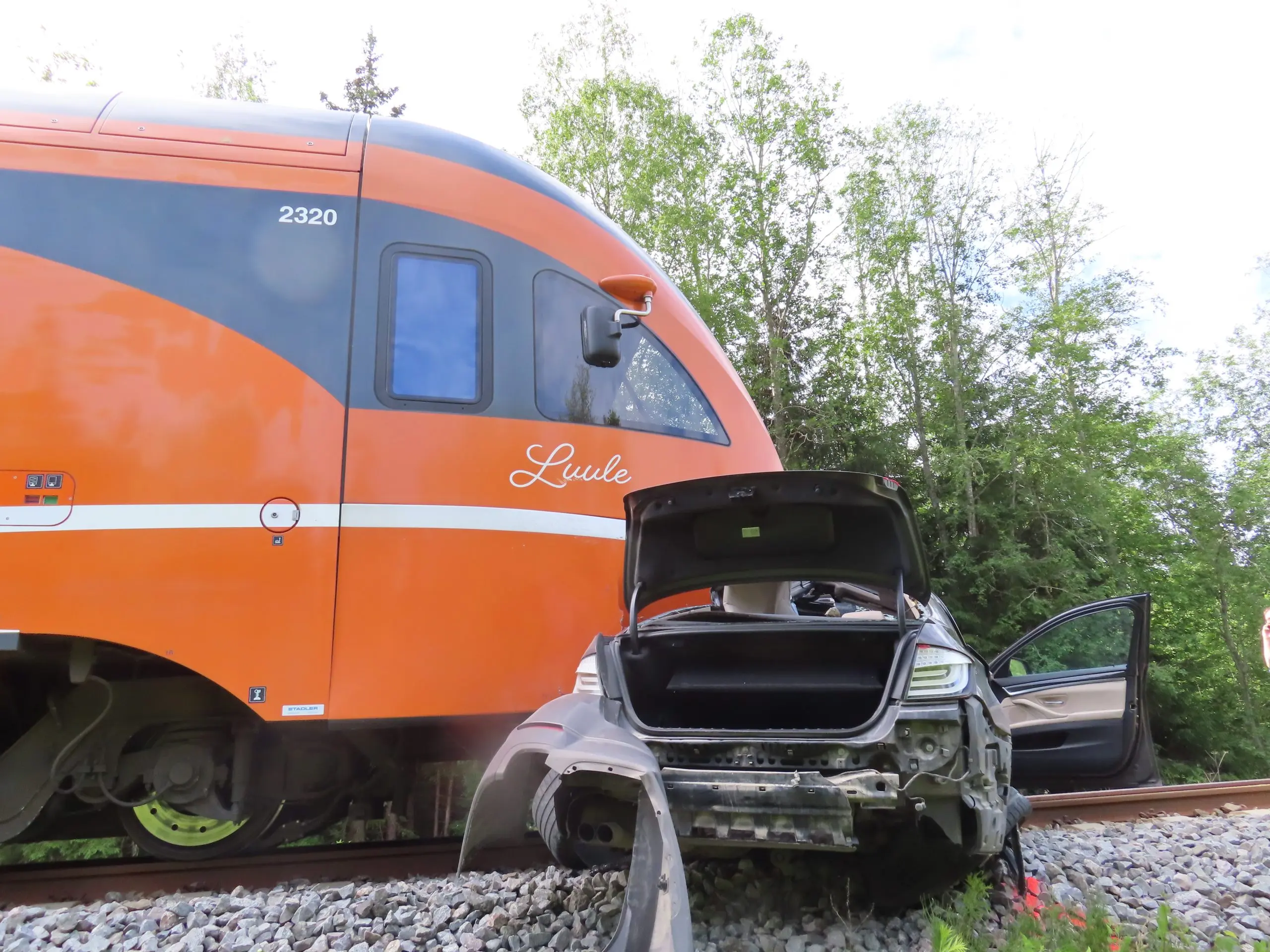 Järvamaal sõitis auto rongi ette. Juht hukkus