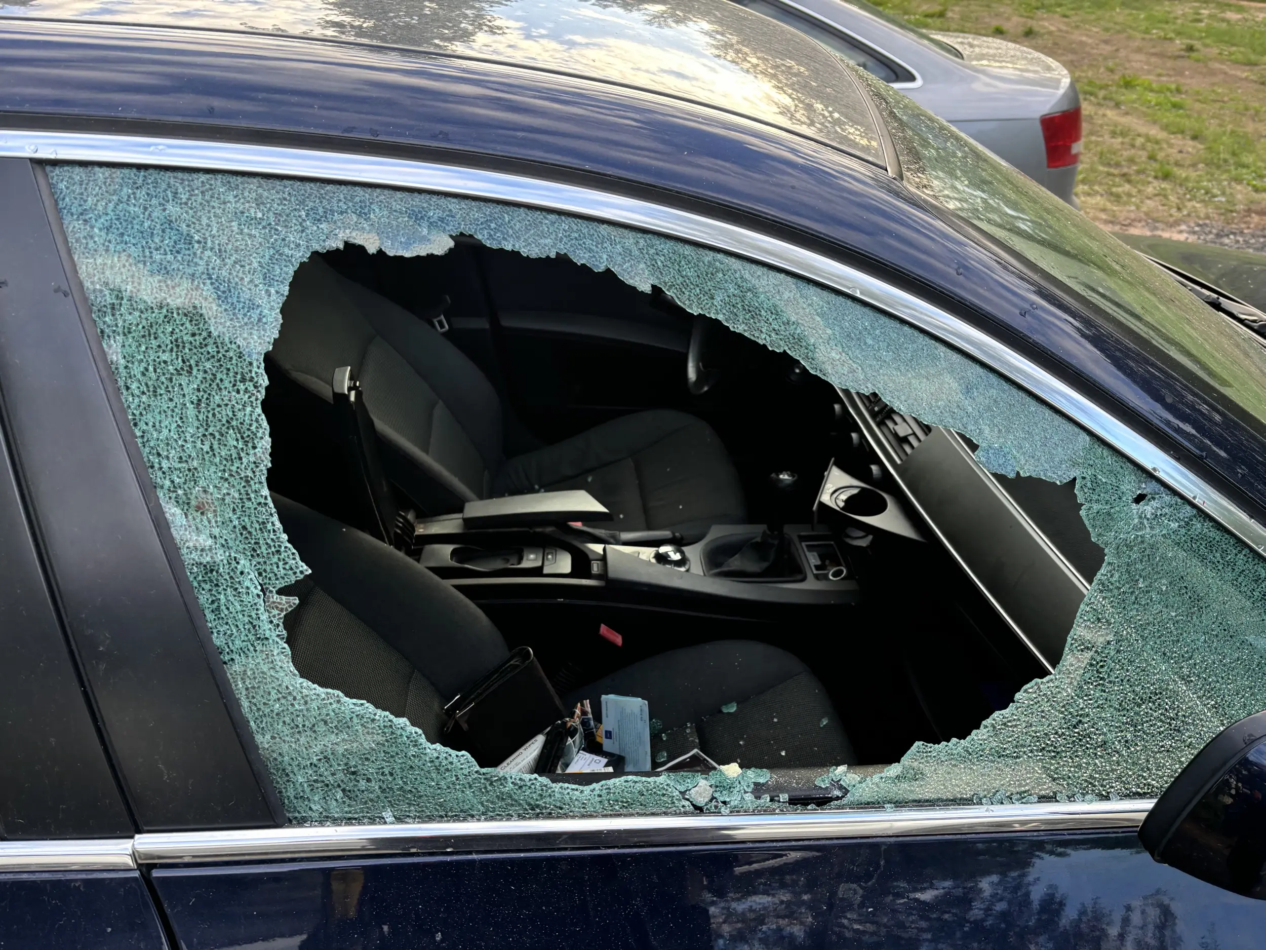 Politsei püüdis kinni Tartus autosid lõhkunud noored vandaalid
