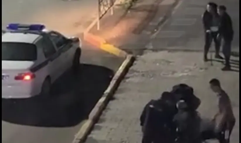 Samal ajal, kui politsei kaklejaid lahutas, ajas üks neist politseiauto ära