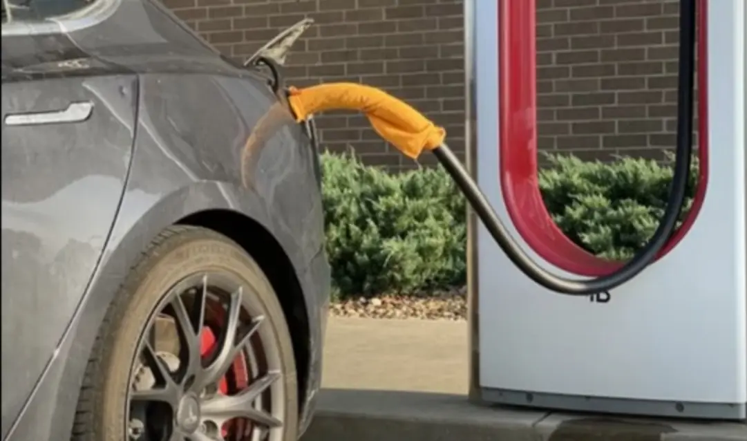 Tesla hoiatab märgade rätikute kasutamise eest laadimisel