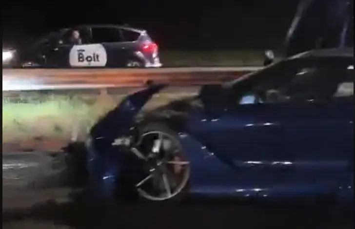 McLaren põrkas kokku traktoriga. Juht põgenes sündmuskohalt