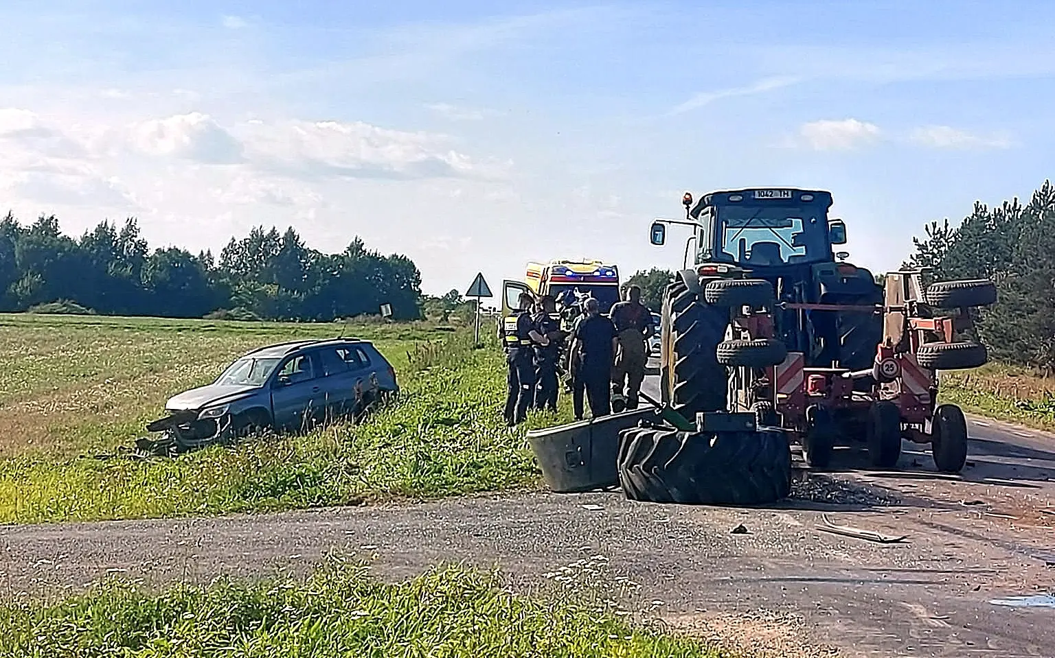 Roolijoodik sõitis Ida-Virumaal traktorisse