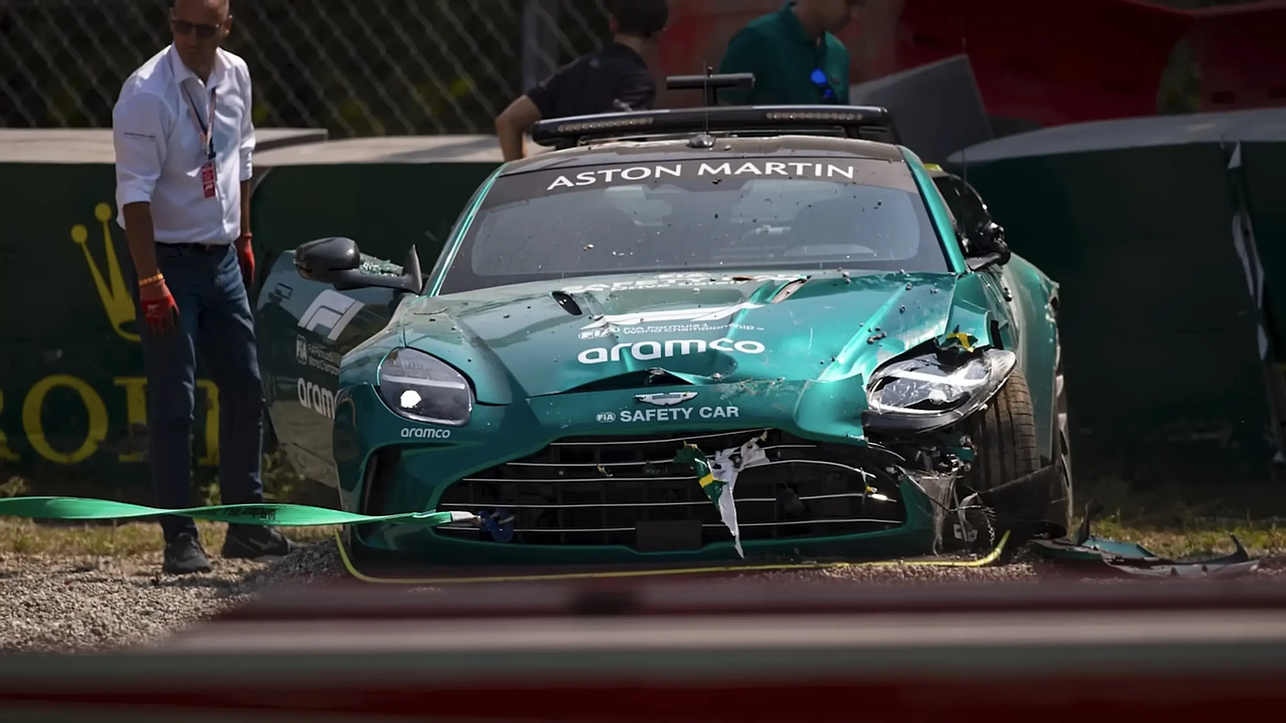 F1 turvaauto sõitis enne võistlust hunnikusse
