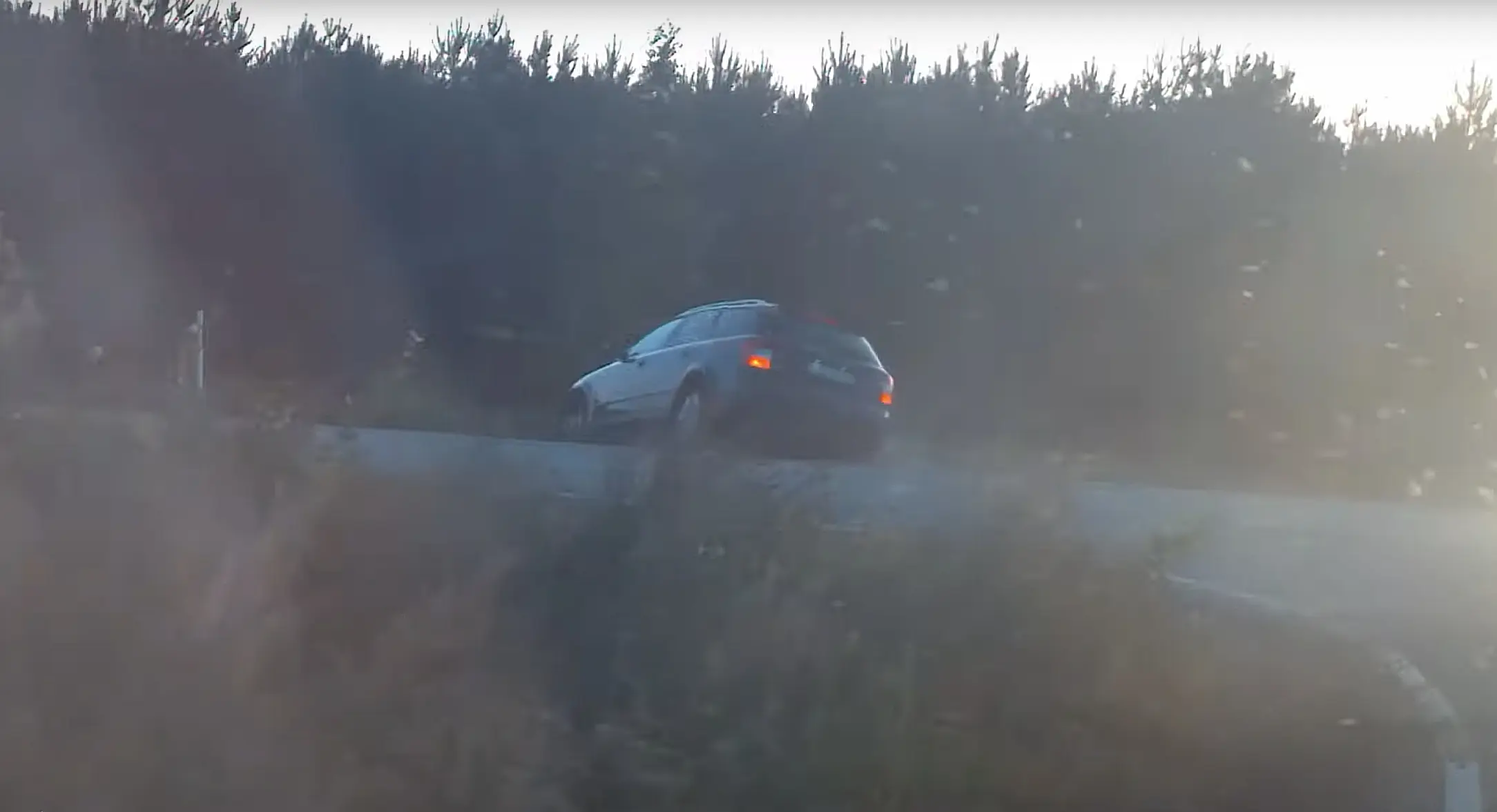 Ligi 180 km/h politsei eest põgenenud Audi lendas efektselt kraavi