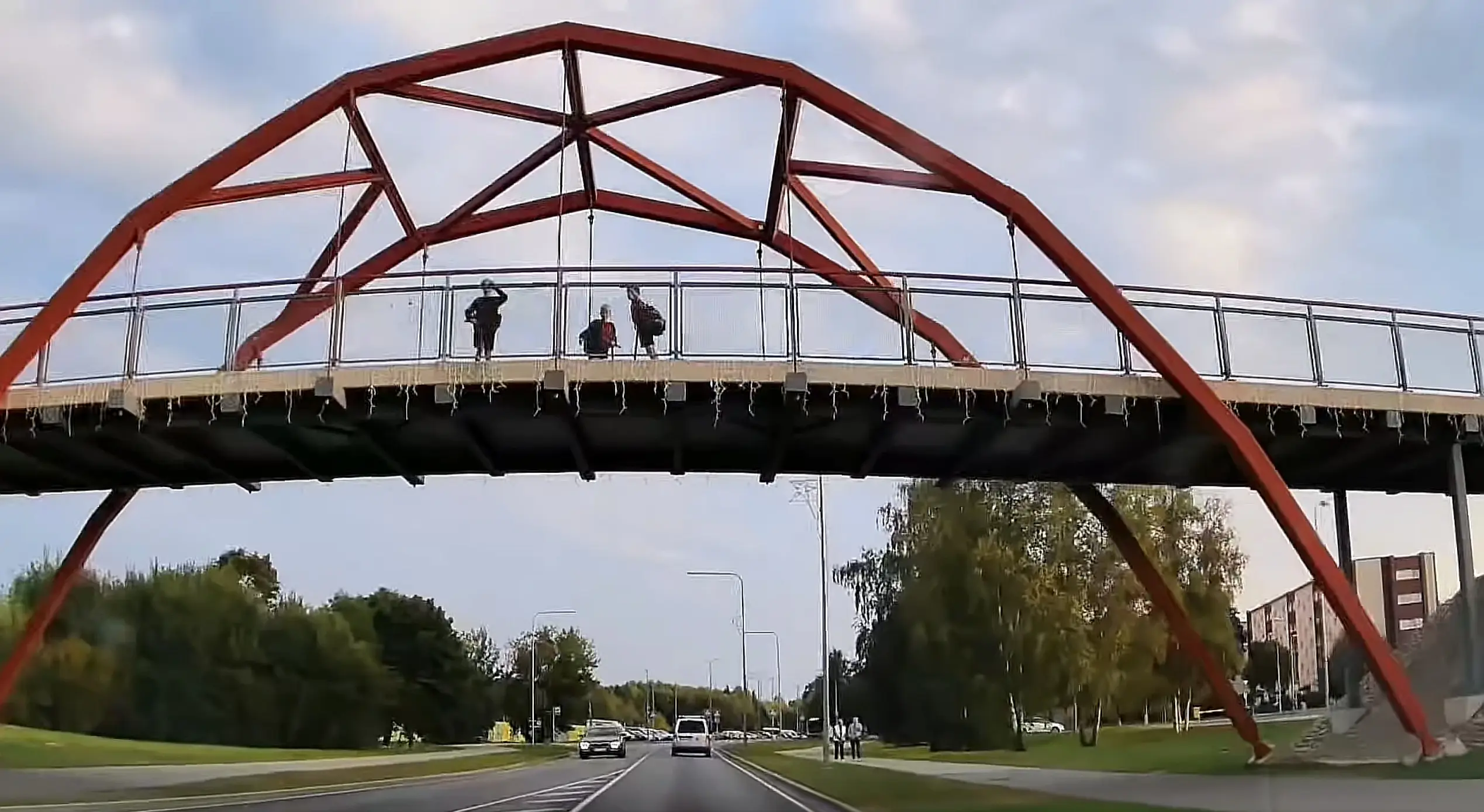 Jõhvis loobivad mingid nagad sillalt kive autodele