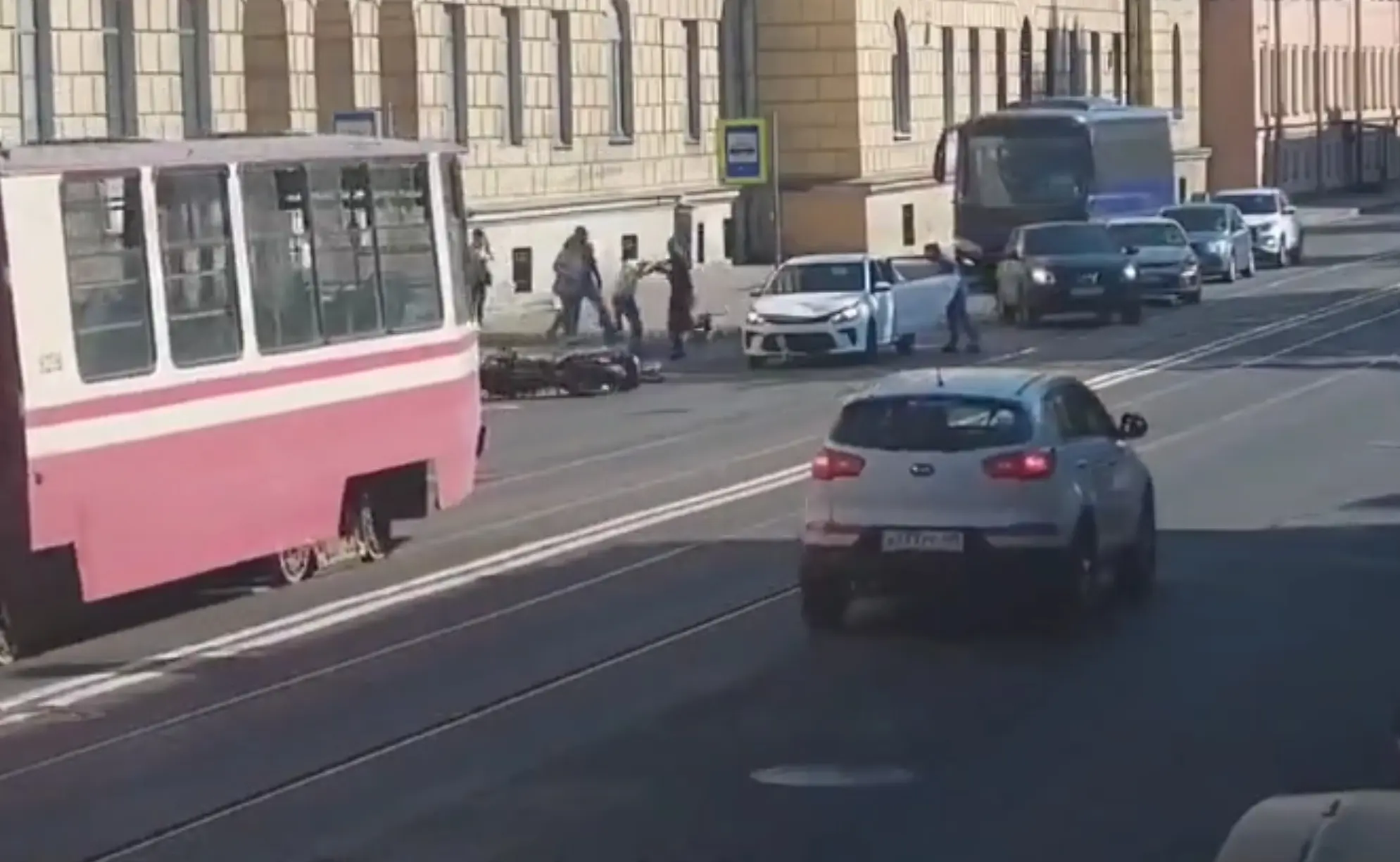 Mootorratturid andsid pärast avariid autojuhile peksa